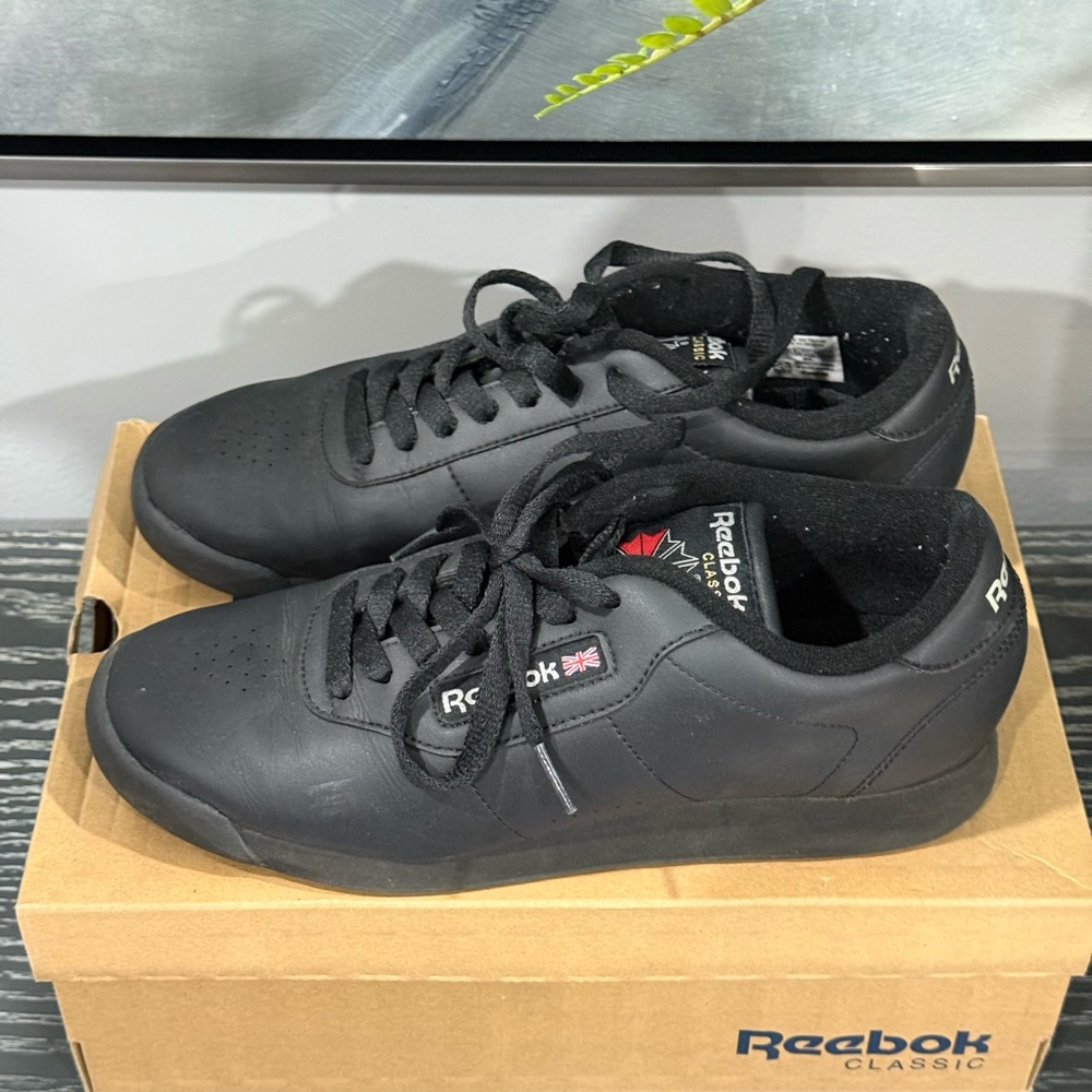 Reebok Classic Women’s Black Sneakers